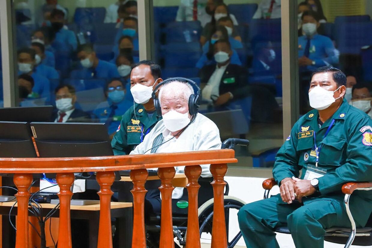 Khieu Samphan (i midten) sidder og lytter til dommeren.