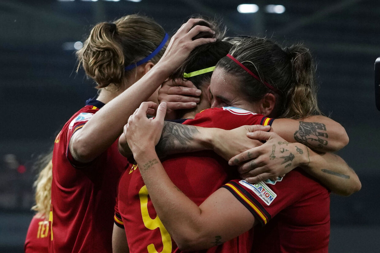 15 unavngivne spillere fra det spanske kvindelandshold i fodbold er så utilfredse med deres træner, at de vil stoppe med at spille for landsholdet. Ved EM denne sommer blev Spanien slået ud af England i semifinalen. Alessandra Tarantino/Ritzau Scanpix