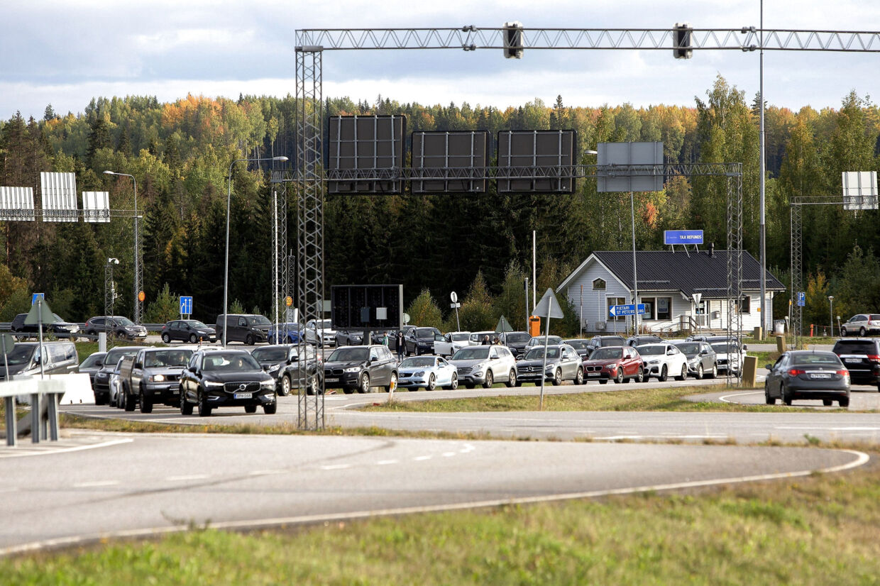 Den tætte trafik ved den finsk-russiske grænse fortsætter fredag med at være tæt. Billedet er fra torsdag. Lehtikuva/Reuters