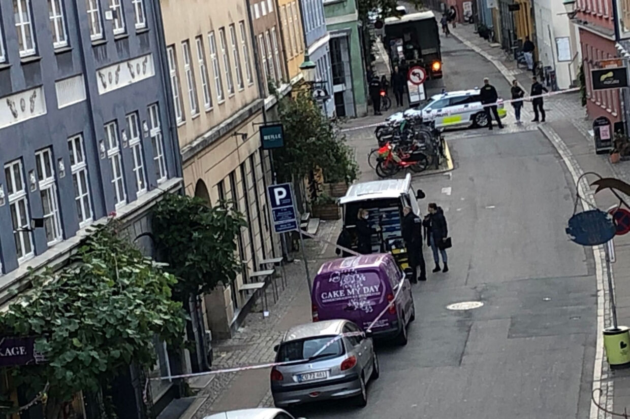 Politiet arbejder i Sankt Peders Stræde i København fredag den 23. september 2022. Politiet modtog fredag morgen en anmeldelse om voldtægt i det indre København og flere gader blev afspærret. Mette Honore Fessel/Ritzau Scanpix