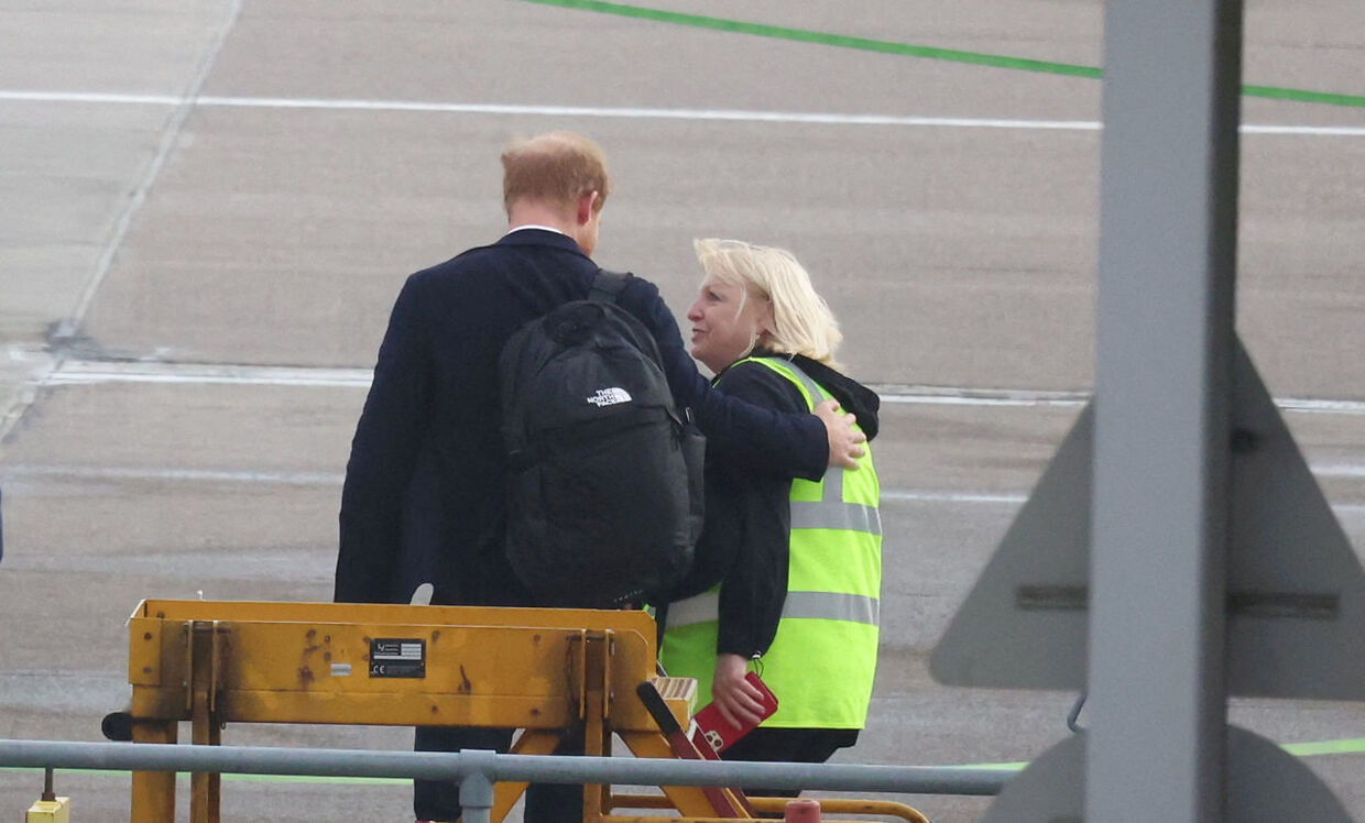 Prins Harry er på vej ombord på et fly i Aberdeen tidligt fredag morgen dagen efter dronning Elizabeths død. 