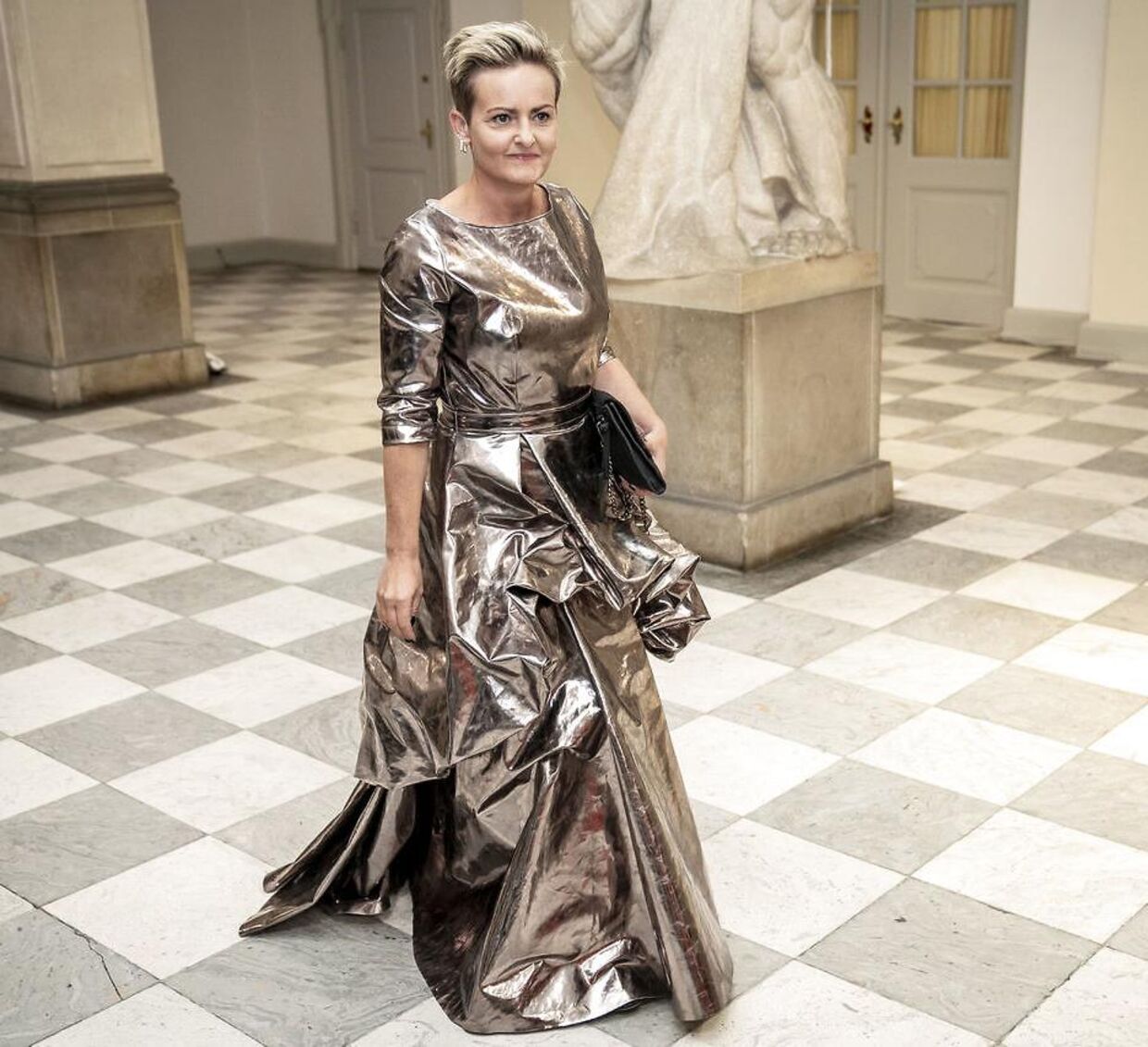 Ved dronning Margrethes regeringsjubilæum 11. september var børne- og undervisningsminister Pernille Rosenkrantz-Theil iført en kjole af Søren Le Schmidt.