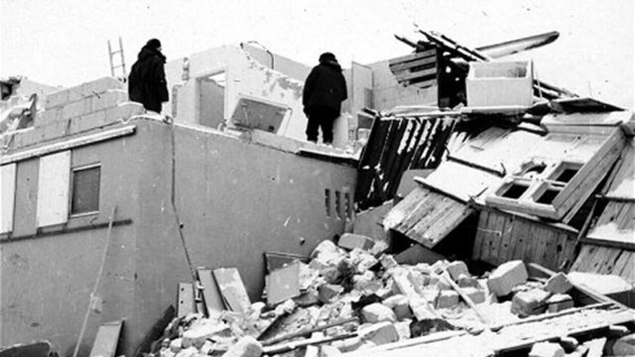 Den 6. februar 1970 blæste den østgrønlandske by Ammassalik næsten i havet. Under den voldsomme piteraq skønner man, at vinden, efter vindmålerens forlis, nåede helt op på 90 m/s med temperaturer ned til -20 ºC. Stormskaderne blev så betydelige, at man efterfølgende overvejede at nedlægge byen. Foto: GTO.