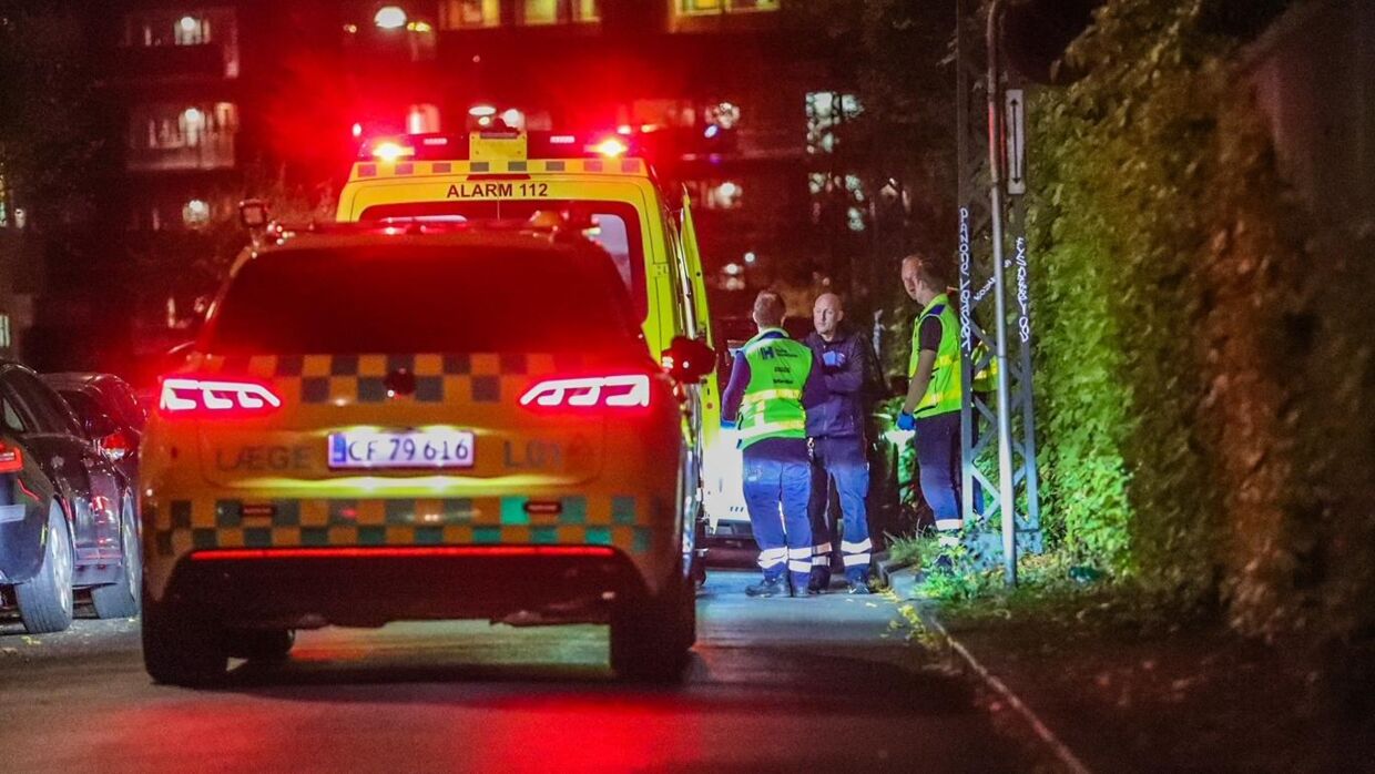 En ambulance og lægebil arbejder på stedet. Foto: Presse-fotos.dk 