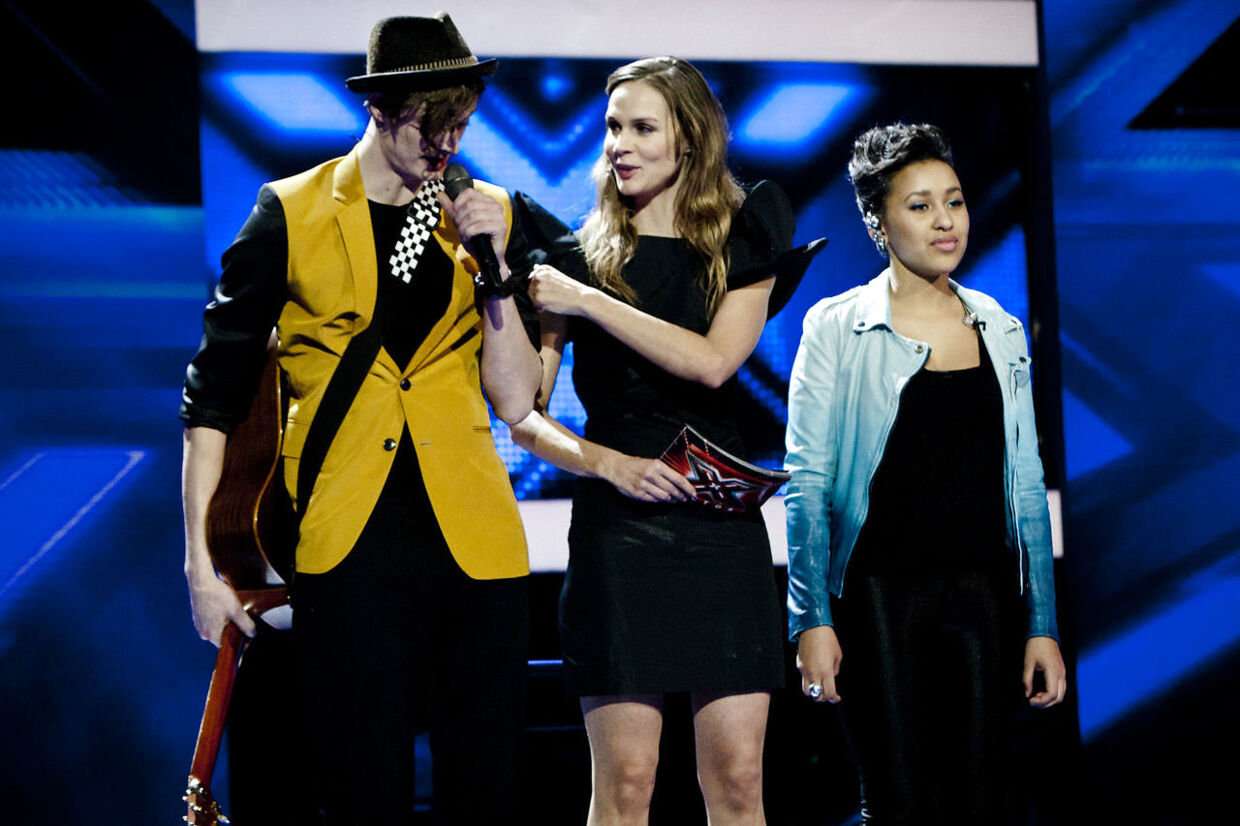Zaine måtte forlade 'X Factor', da dommer Anne Linnet valgte deltageren Jonas frem for hende. Her ses de med programmets daværende vært, Signe Molde.