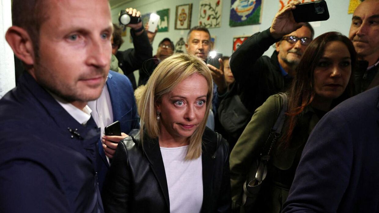 Det yderste højre i Italien ligger ifølge en valgstedsmåling sent søndag aften til at vinde regeringsmagten. På billedet (i midten) ses Giorgia Meloni, leder af&nbsp; Italiens Brødre.