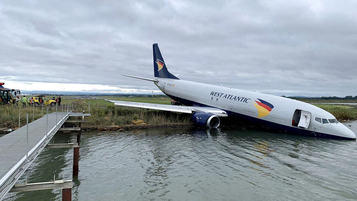 En Boeing 737 kørte lørdag ud over landingsbanen i Montpellier og endte i en sø.