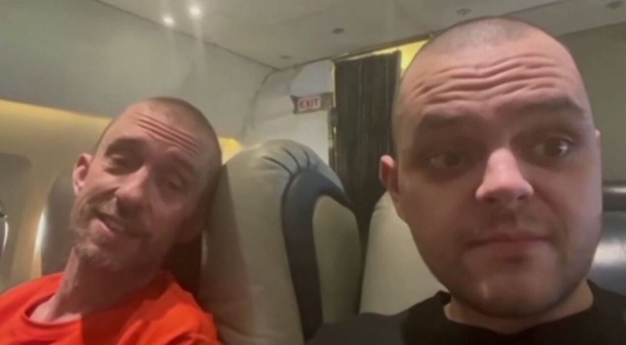 Shaun Pinner og Aiden Aslin på vej hjem til Stobritannien i et fly efter at være blevet løsladt.