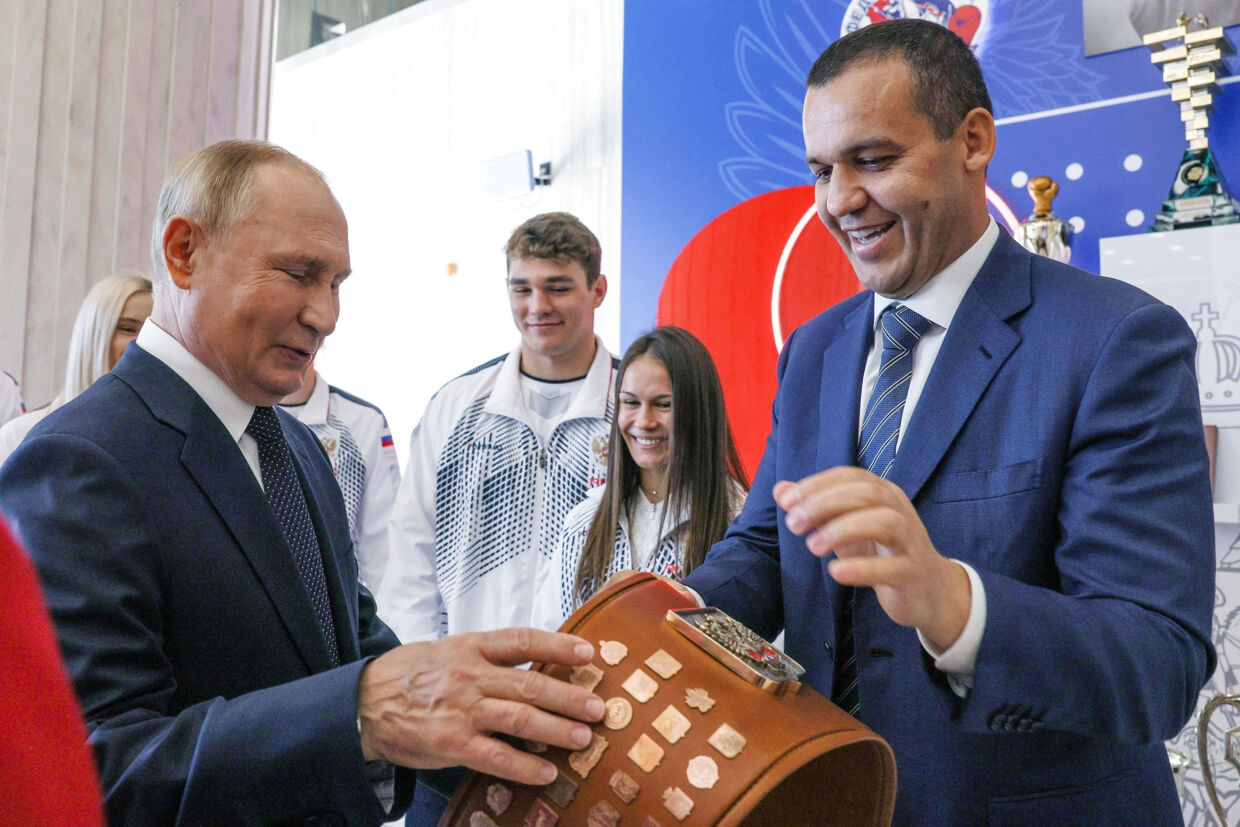 Præsidenten for Det Internationale Bokseforbund (IBA), Umar Kremlev (til højre), ses her med Ruslands præsident, Vladimir Putin, for to uger siden i forbindelse med åbningen af et sportskompleks i Moskva. Gavriil Grigorov/Ritzau Scanpix
