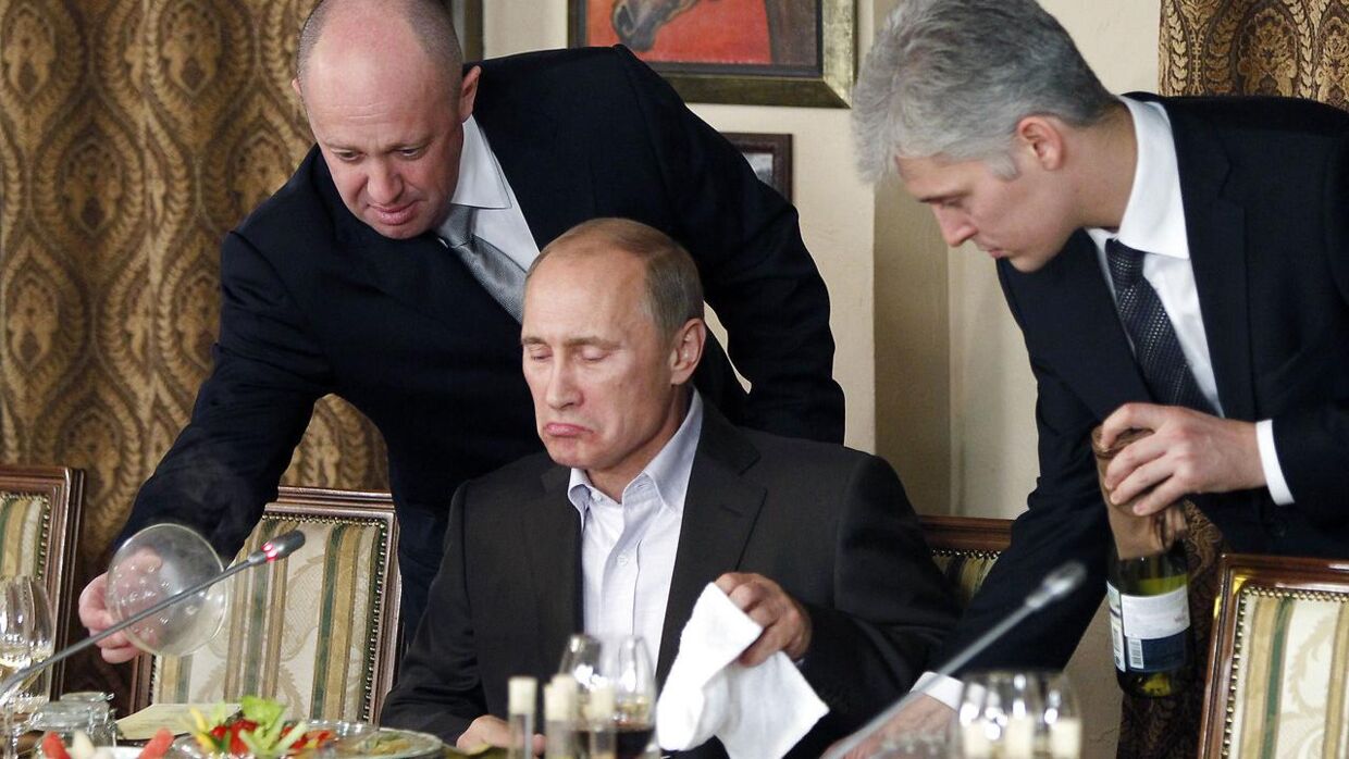 Her ses Jevgenij Prigozjin (til venstre i billedet, red.) servere mad for den russiske præsident, Vladimir Putin i 2011.