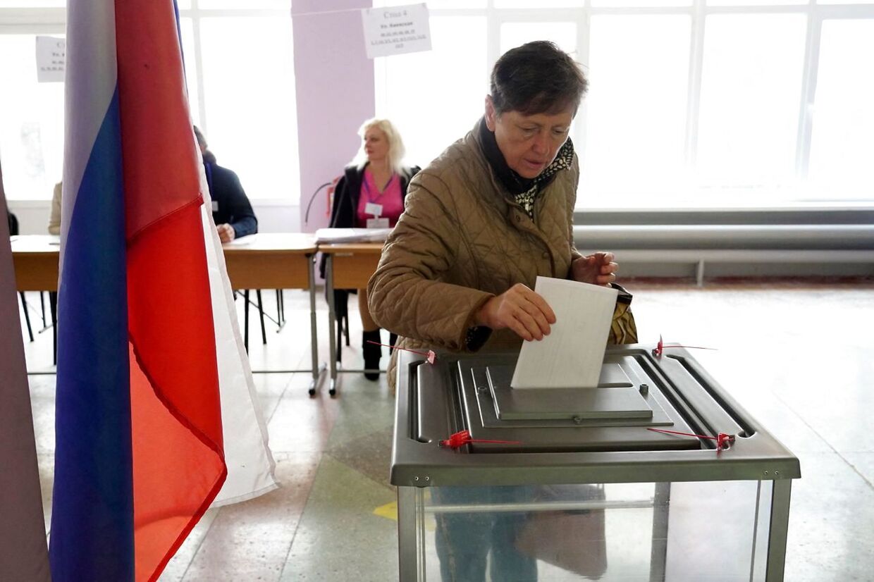 En kvinde stemmer i Mariupol. 