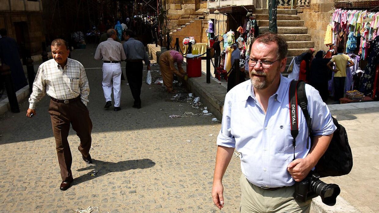 Journalist Steffen Jensen i Cairo for TV 2. Her på et marked.