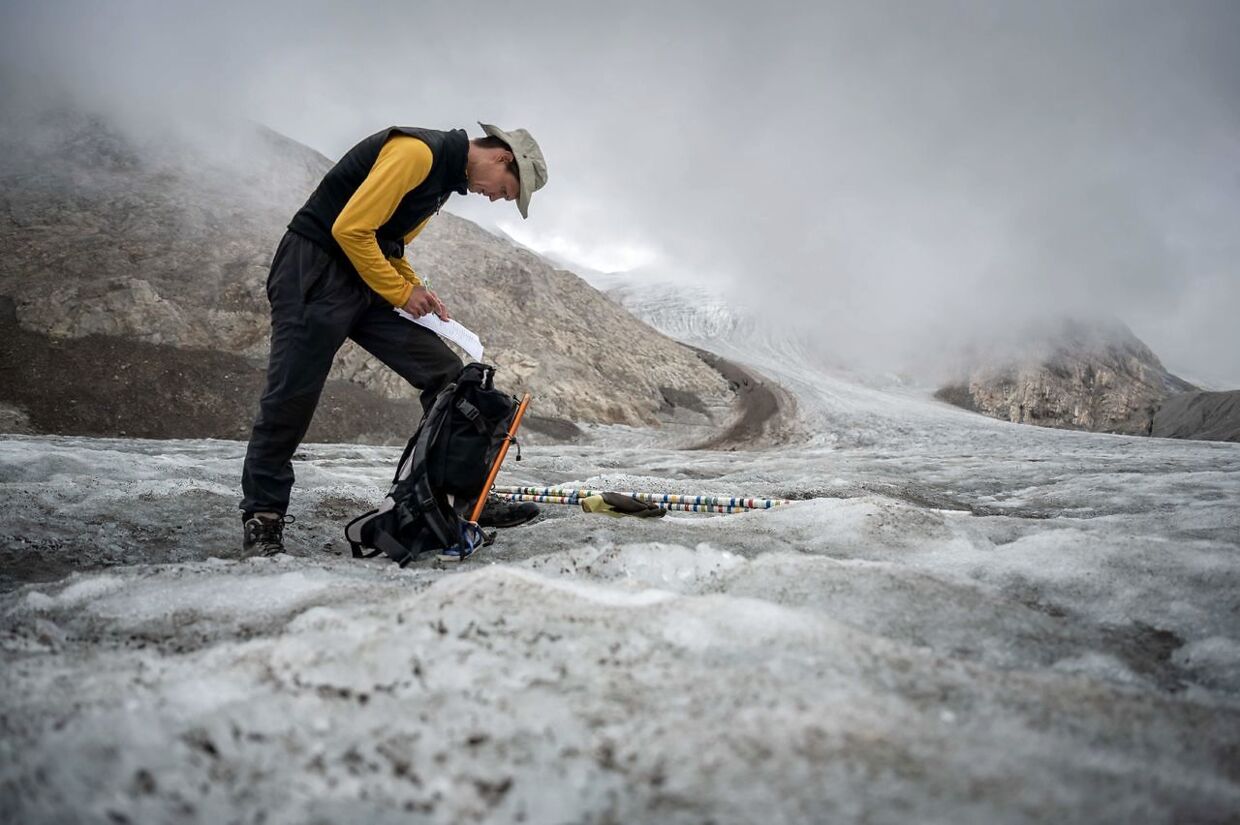 På dette foto ses Matthias Huss fra GLAMOS, der er på Gries-gletsjeren med måleinstrumenter.