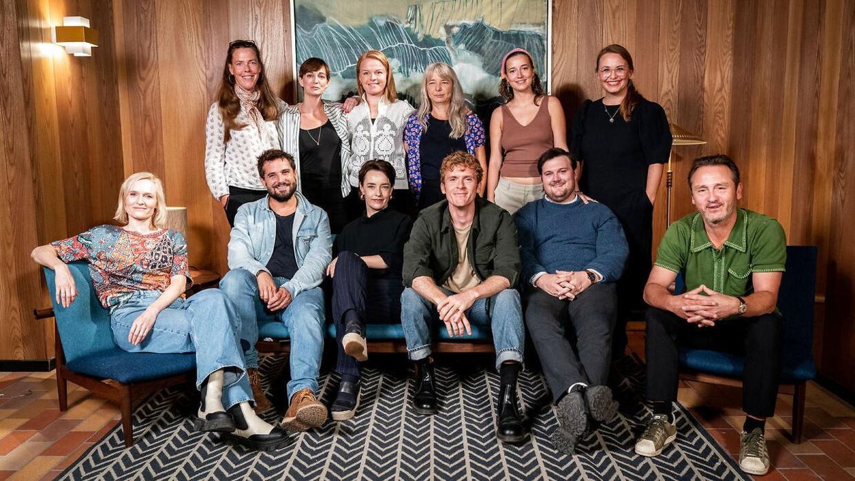 Flere af skuespillerne, forfatter Mette Heeno, instruktør Natastha Arthy og producer Stinna Lassen ved præsentaitonen af 'Carmen Curlers'.