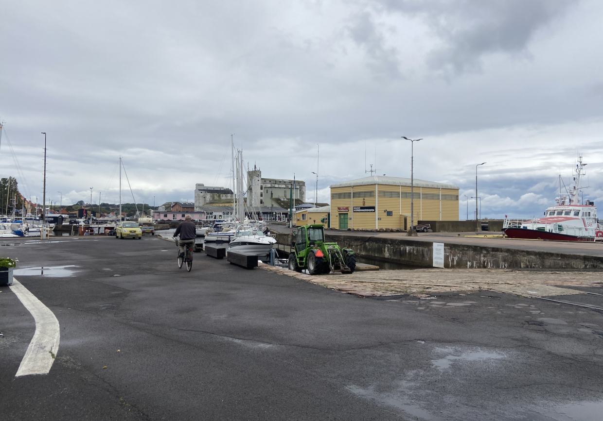 Selvom B.T. talte med en række lokale på også Nexø Havn, så var der ingen, der være særlig mærket af situationen. 