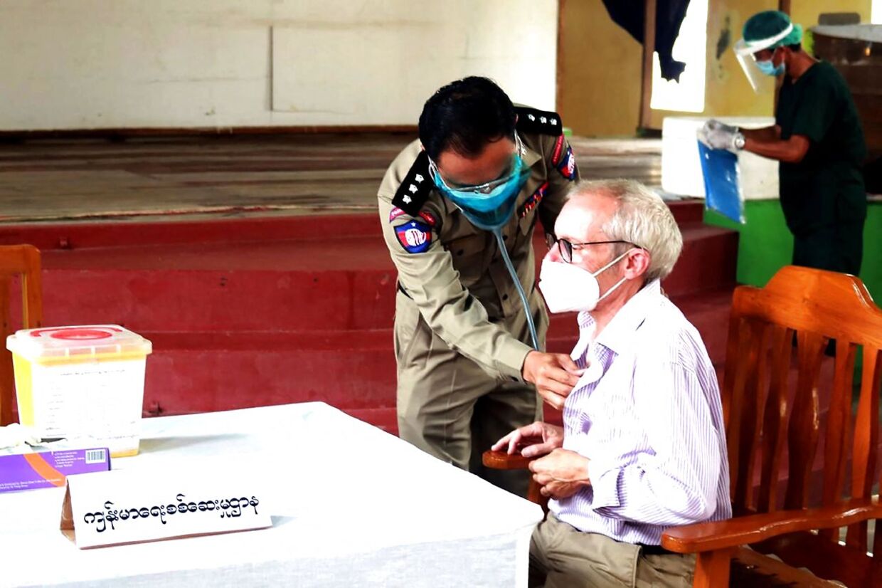 I juli 2021 fik Sean Turnell et skud mod coronavirus i fængslet Insein i Yangon.