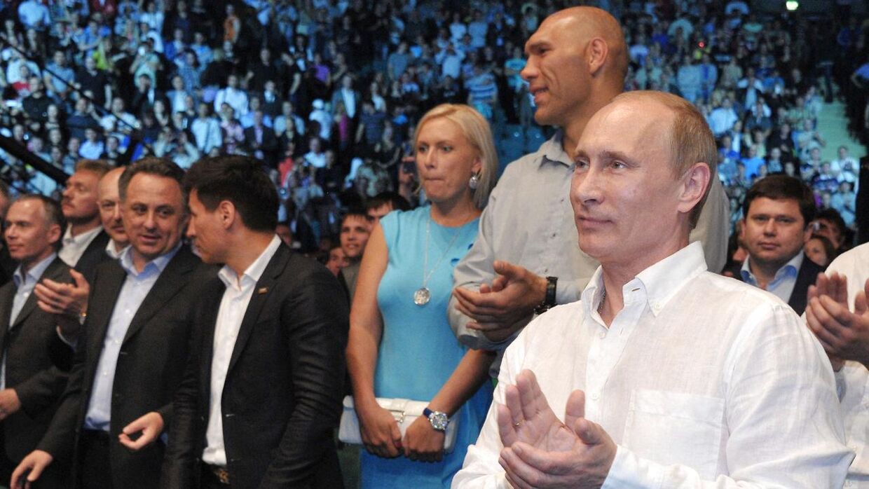 Kæmpen Valuev står bag Putin. Både i bogstaveligste forstand og i overført betydning.