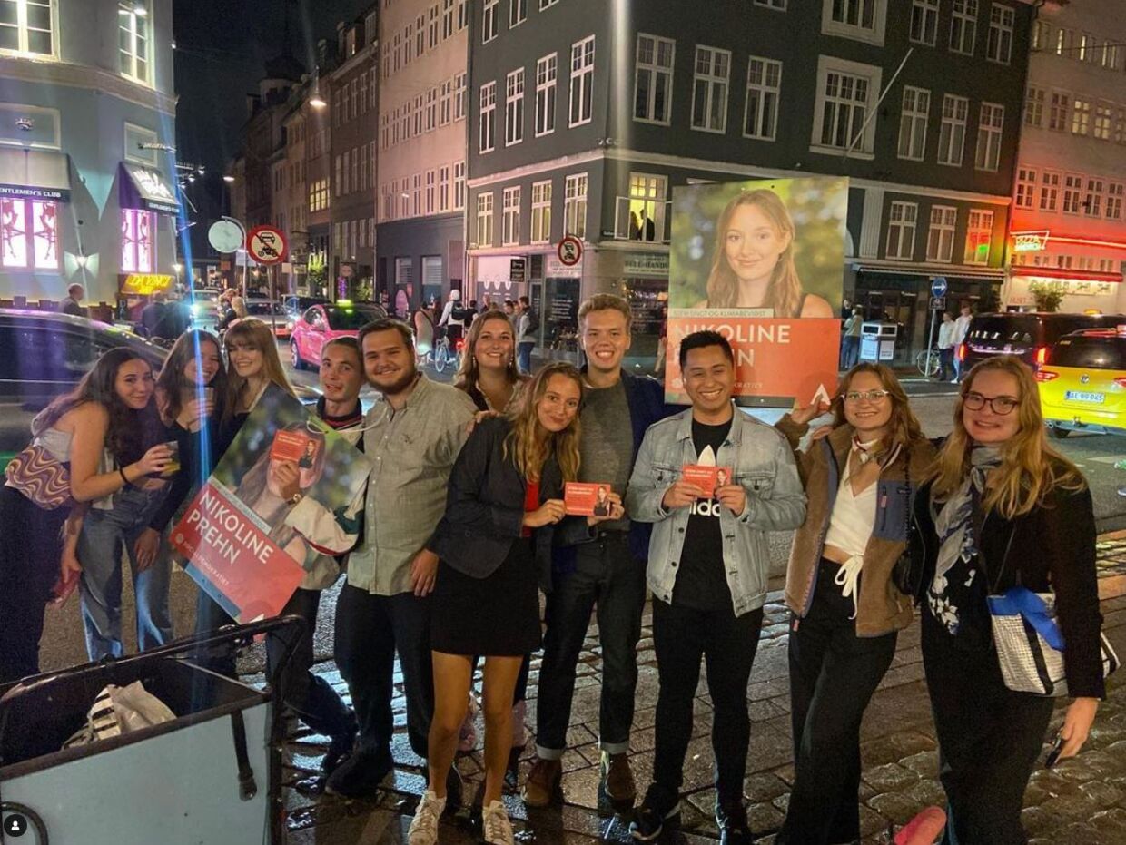 Nikoline Prehn på nattelivskampagne med venner. Her på Gothersgade i København, hvor de deler kondomer og cocktails ud. 