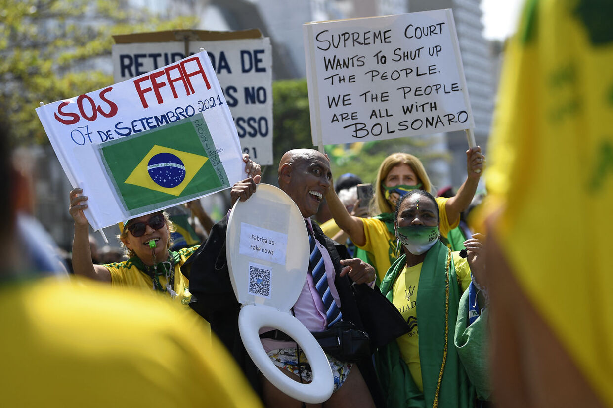 En mand, der er klædt ud som højesteretsdommer Alexandre de Moraes. Han holder et skilt med teksten 'Falske nyheder-fabrik' under en demonstration til fordel for den nuværende præsident Jair Bolsonaro på Brasiliens uafhængighedsdag den 7. september.