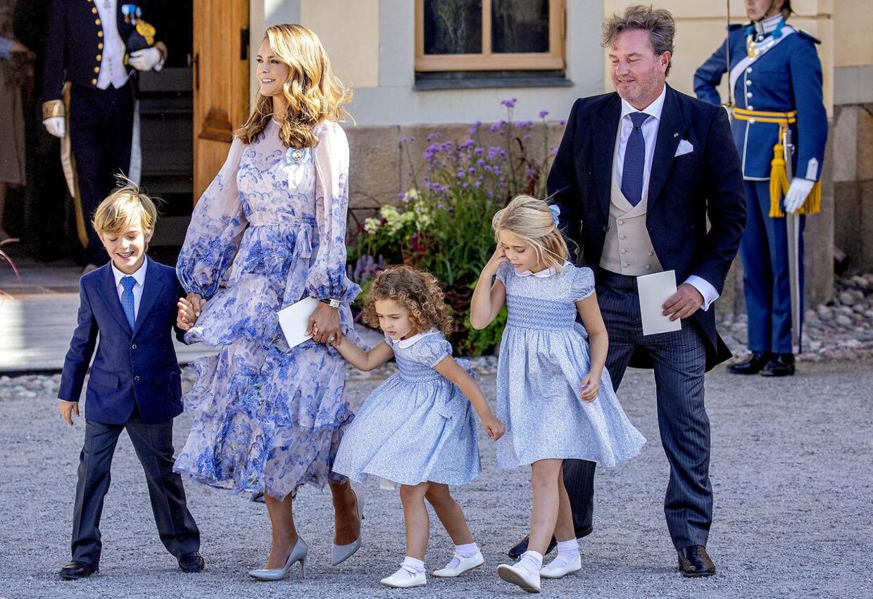 Prinsesse Madeleine med sin ægtemand Christopher O'Neill og deres tre børn, prinsesse Leonore, prins Nicolas og prinsesse Adrienne til barnedåb for prins Carl Philips yngste søn, prins Julian, i august 2021.