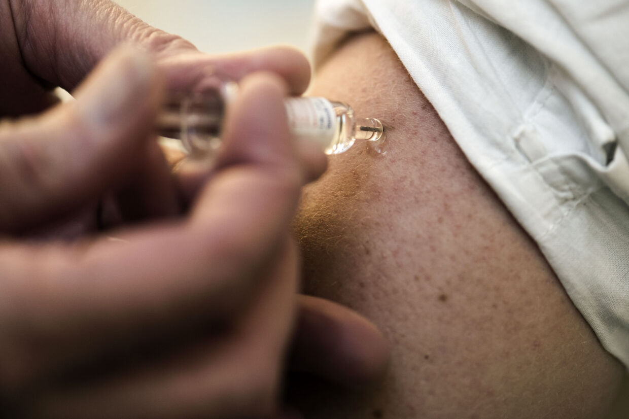 Fra 1. oktober kan personer fra 65 år og andre i risiko blive vaccineret mod influenza. Samtidig er det muligt at blive vaccineret mod corona og pneumokokker. (Arkivfoto). Kristian Djurhuus/Ritzau Scanpix