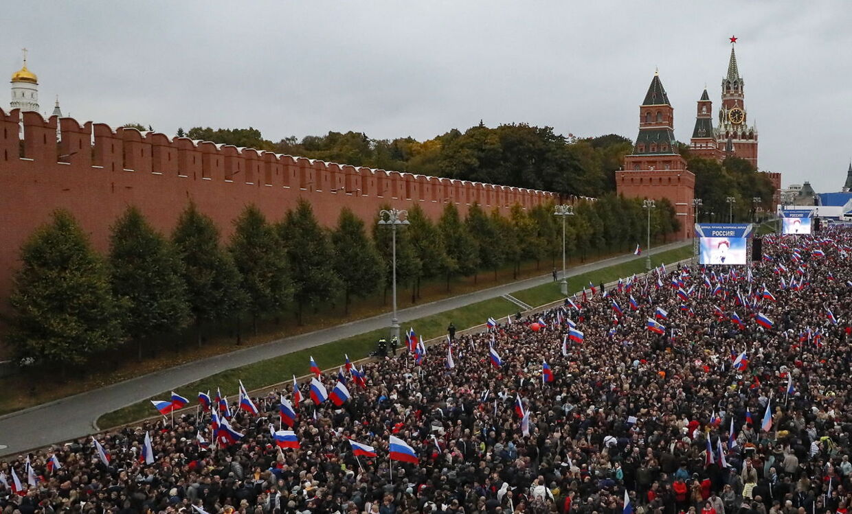 Mange russere samledes fredag ved Kreml.