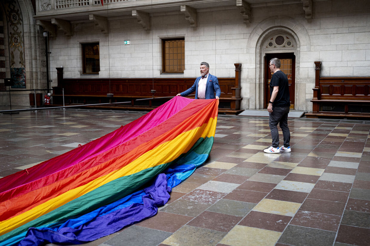 Et stort regnbueflag sættes op i Rådhushallen på Københavns Rådhus i august 2021. Flaget markerede åbningen af WorldPride og Eurogames. (Arkivfoto). Ida Guldbæk Arentsen/Ritzau Scanpix