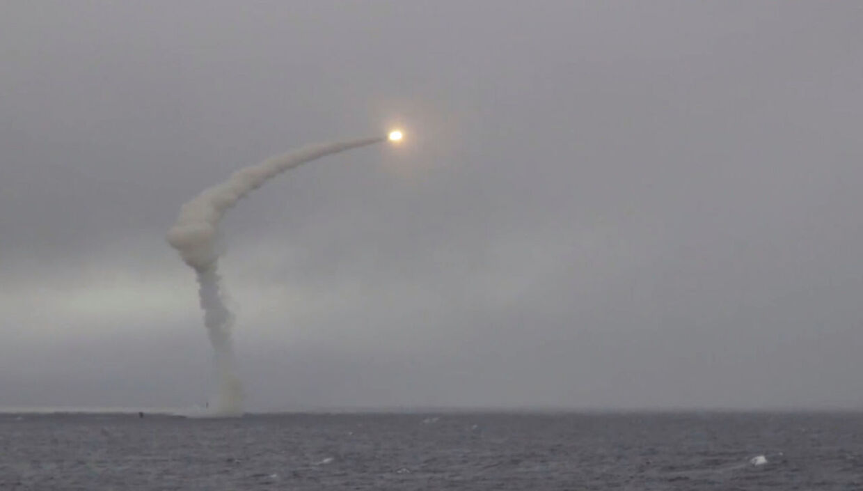 En russisk atomdreven ubåd affyrer et missil under en øvelse i 2022.