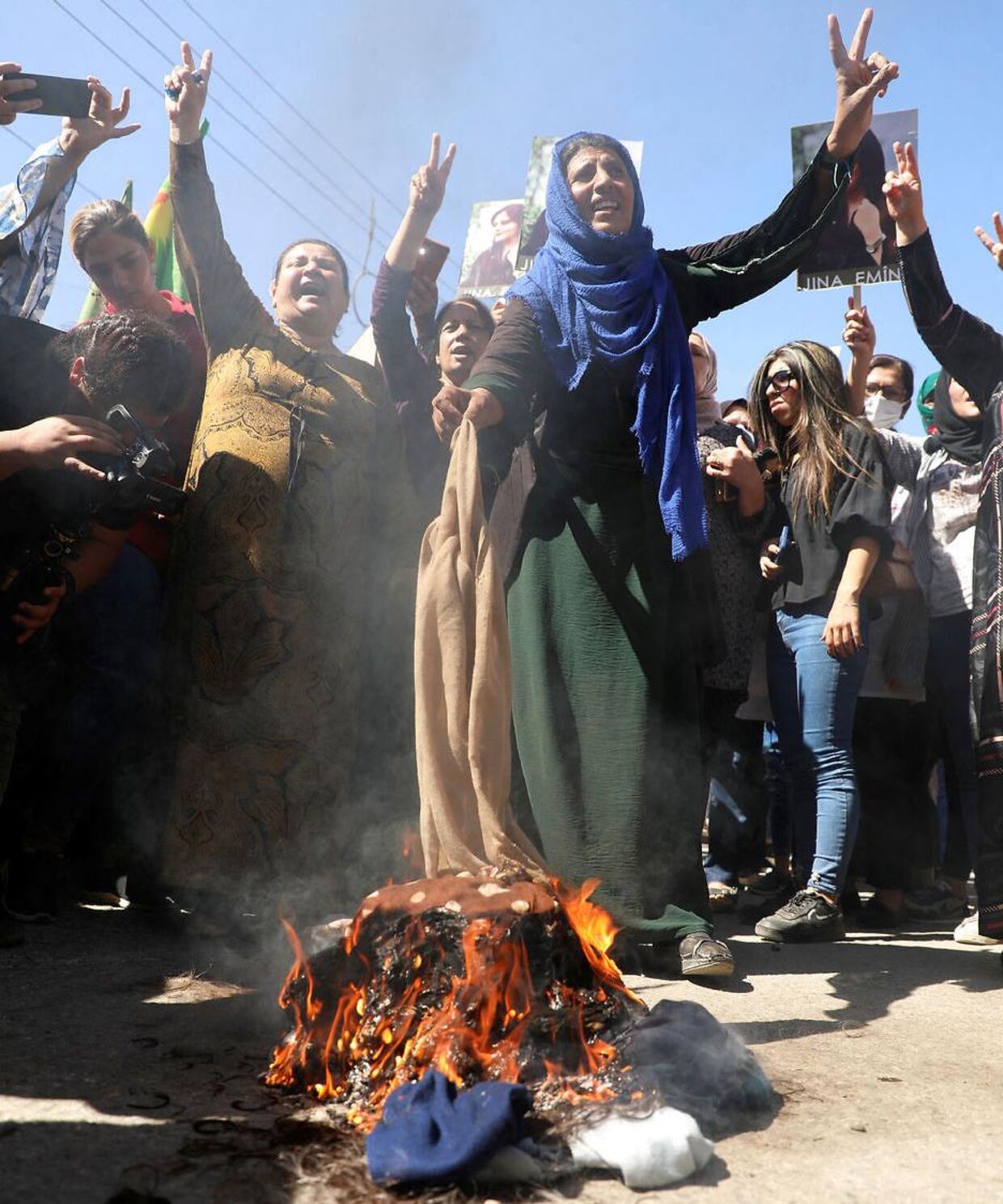 I hele verden er folk gået på gaden for at vise sin støtte til den iranske befolkning. Selv i byen Qamishli i Syrien brænder kvinder deres hijab i sympati. Billedet er fra 26. september.