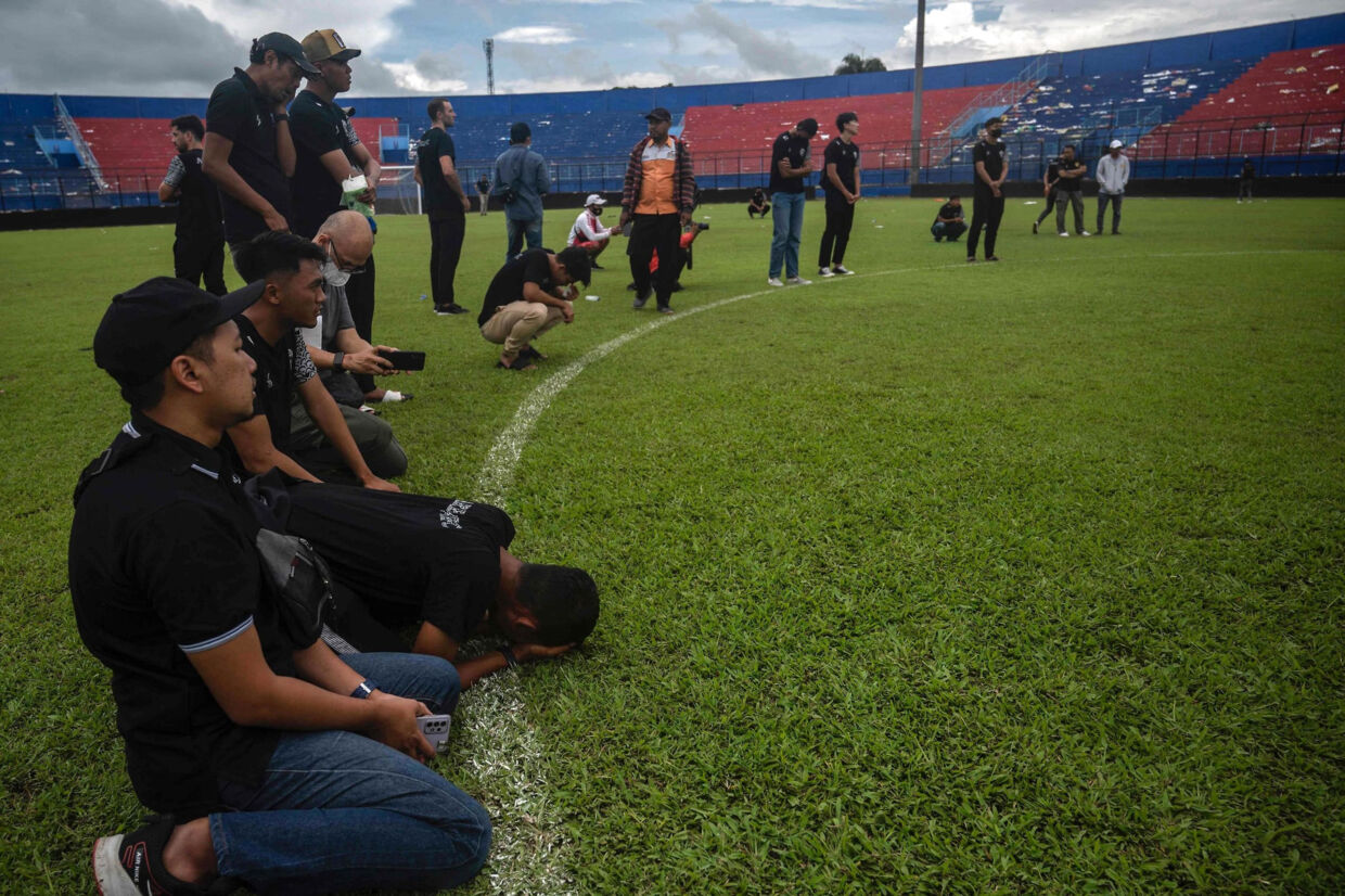 Spillere og ledere fra Arema FC var mandag samlet på stadion for at mindes ofrene fra lørdagens optøjer. Juni Kriswanto/Ritzau Scanpix