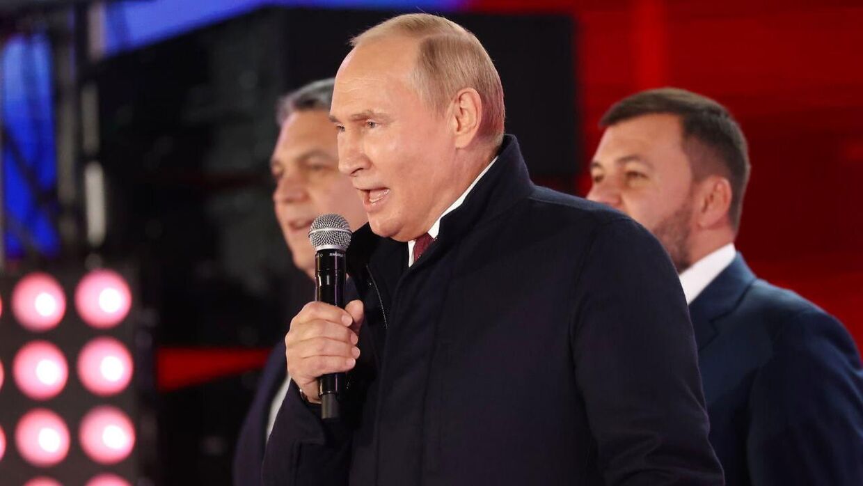 Putin på scenen på Den Røde Plads i forbindelse med fejringen af annekteringen af fire ukrainske regioner.