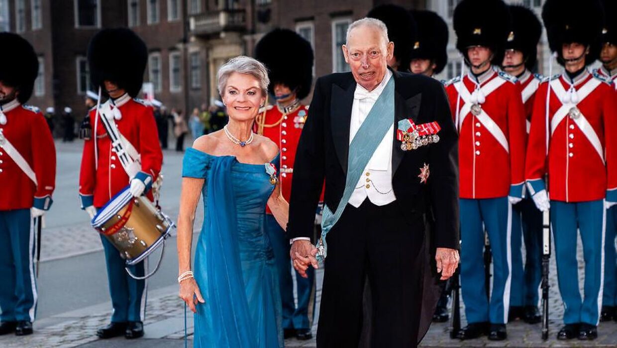 Grev Ingolf af Rosenborg og grevinde Sussie af Rosenborg ved ankomsten til Det Kongelige Teater før festforestillingen under fejringen af Dronningens 50-års regeringsjubilæum i København lørdag 10. september 2022.