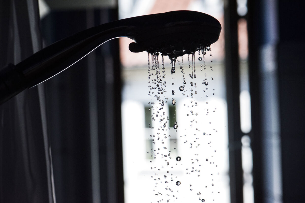 Statens Serum Institut anbefaler, at man mindst en gang om ugen skyller sin bruser igennem med så varmt vand som muligt. (Arkivfoto). Kristian Djurhuus/Ritzau Scanpix