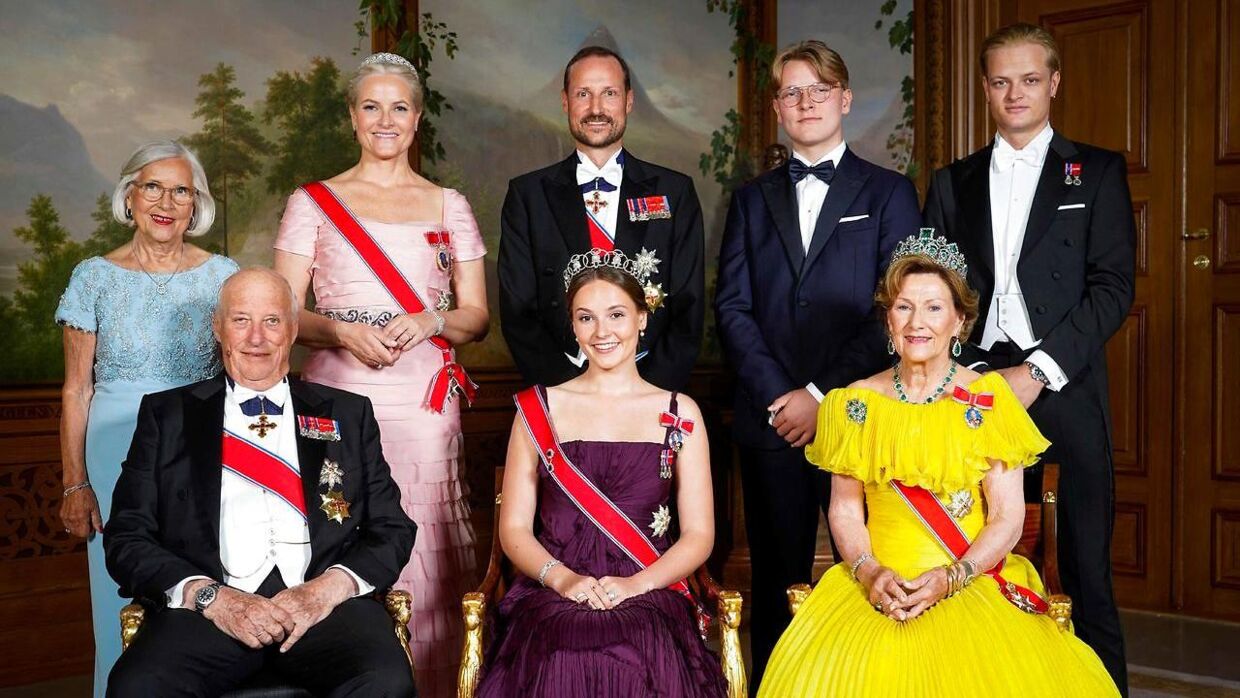 Den norske kongefamilie til gallamiddag for prinsesse Ingrid Alexandras 18 års fødselsdag. Hun sidder i midten forrest, mens hun har den norske kong Harald og dronning Sonja på hver sin side. Bagerste række fra venstre tæller Marit Tjessem, kronprinsesse Mette-Marit, kronprins Haakon, prins Sverre Magnus og Marius Borg Højby.