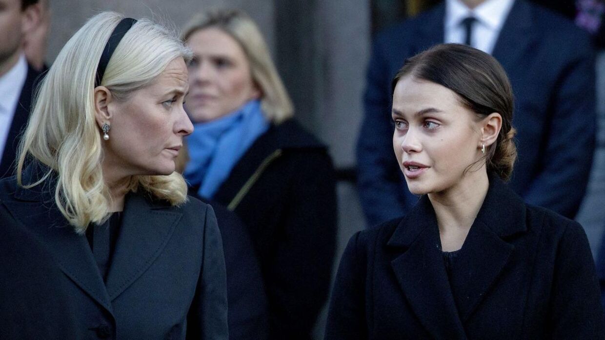 Kronprinsesse Mette-Marit med sin tidligere svigerdatter Juliane Snekkestad til Ari Behns begravelse i januar 2020.