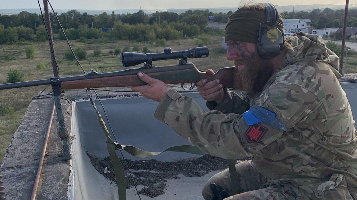 James med den snigskytteriffel, som han har brugt under store dele af sin tid i Ukraine.