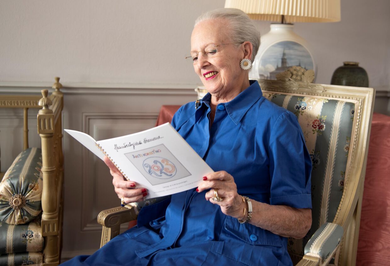 Et pressefoto udsendt i forbindelse med Årets Korssting 2023, som dronning Margrethe har designet.