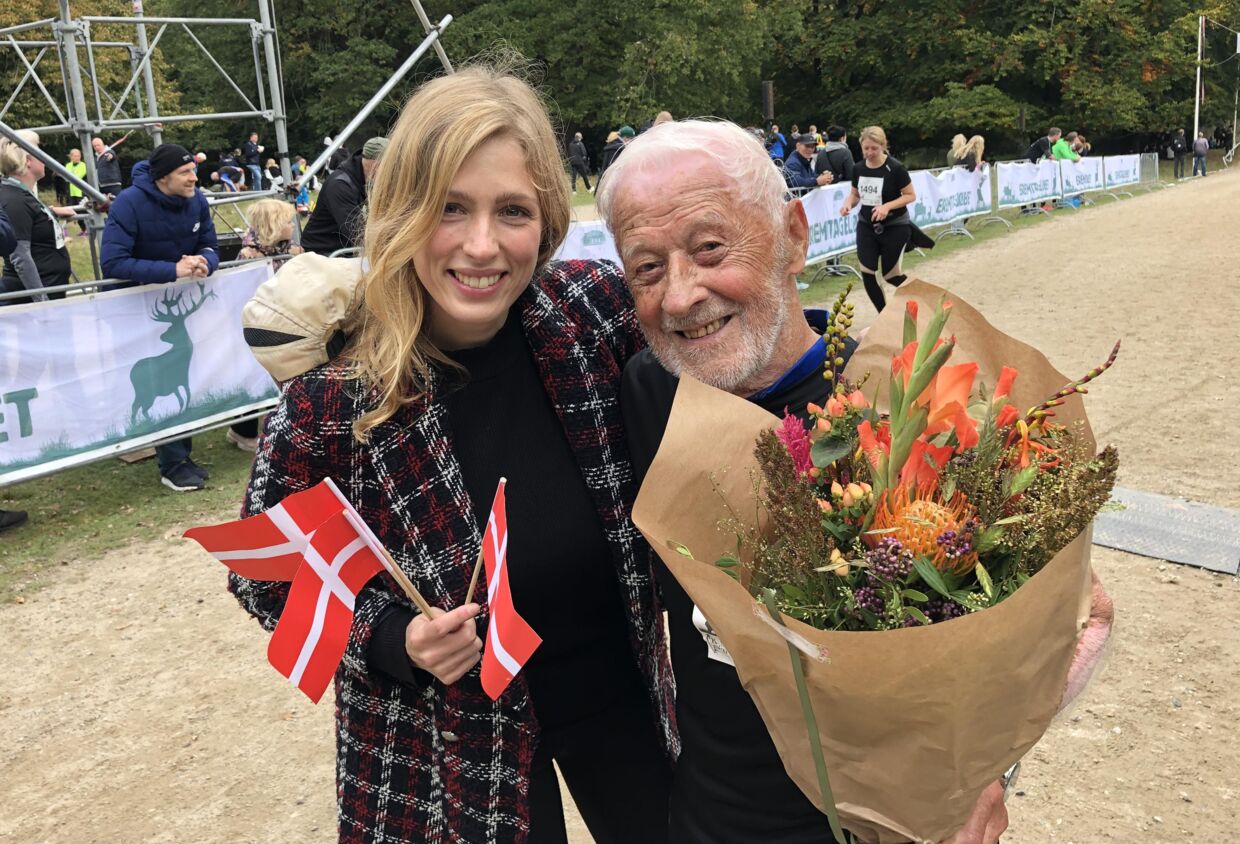 Ejvind Filholm blev sidste år modtaget i målområdet ved Fortunen af sit barnebarn Eva med flag.