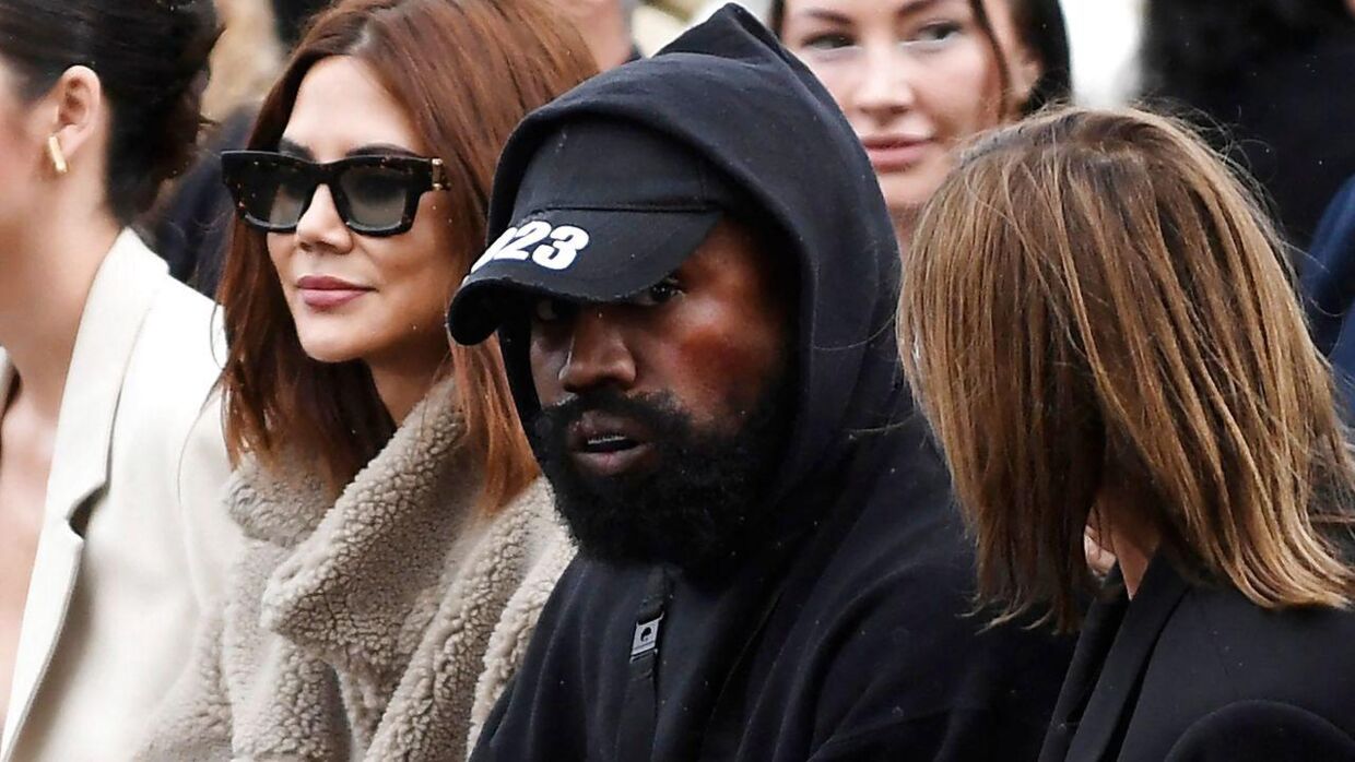 Kanye Wests seneste kollektion for sit mærke Yeezy har vakt stor forargelse, da han viste det frem under dette års modeuge i Paris. Han var dog også selv at finde på tilskuerrækkerne, her til Givenchys show i den famøse modeuge.