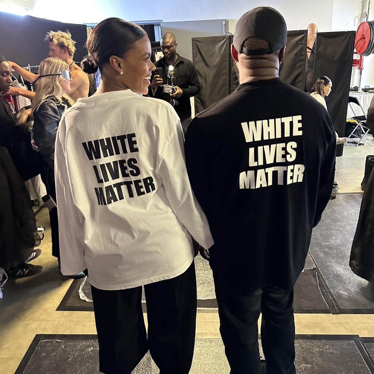 Den politiske kommentator Candace Owens delte selv på Twitter et billede af hendes og Kanye Wests trøjer med det kontroversielle budskab.