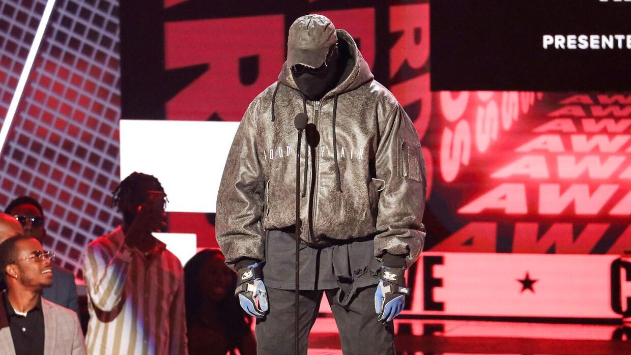 Kanye West i et af sine mange særprægede antræk til BET Awards i juni 2022.