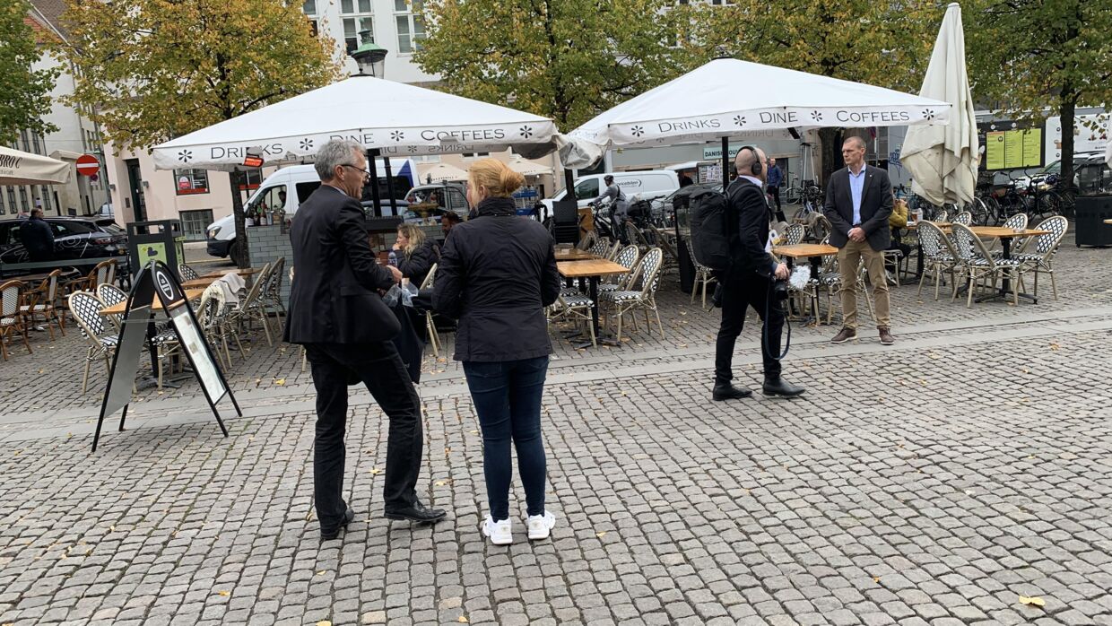 Her står Danmarksdemokraternes formand Inger Støjberg onsdag eftermiddag foran en af de fine cafeer i København, hun har taget stor afstand til.