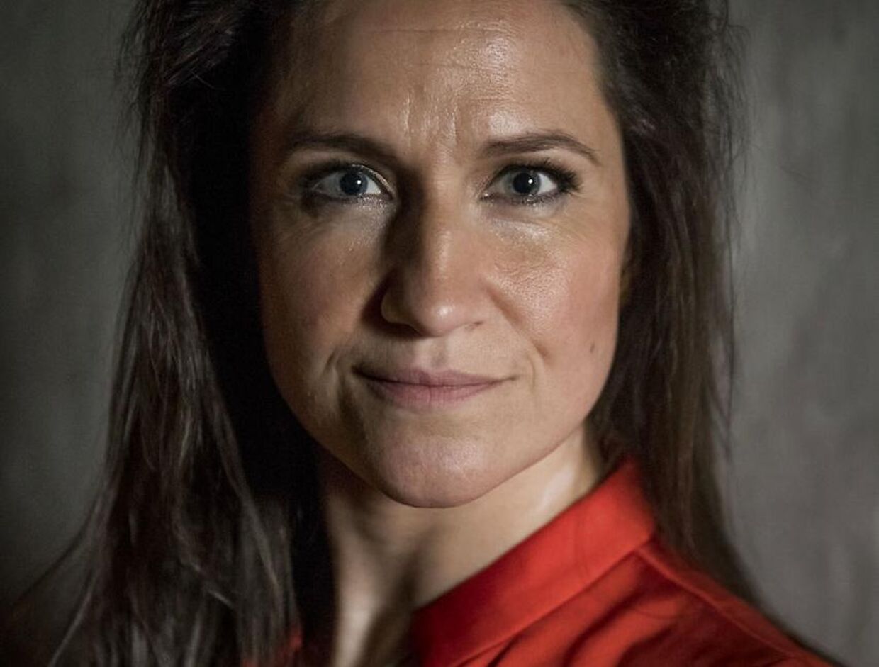 Tv-vært Gertrud Højlund stemmer ikke på Mette Frederiksen, selvom hun tillader sig at bære rødt under valgkampsdækningen på TV2-News. Hun stemmer heller ikke blåt. Foto Asger Ladefoged