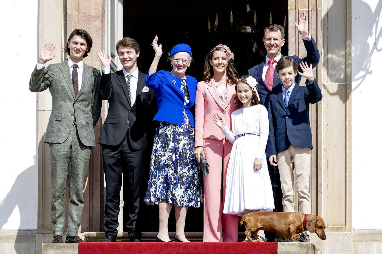 Prinsesse Isabella blev konfirmeret i Fredensborg Slotskirke lørdag 30. april 2022. Dronning Margrethe, sammen med prins Joachim, prinsesse Marie og børnene prins Nikolai, prins Felix, prinsesse Athena og prins Henrik.
