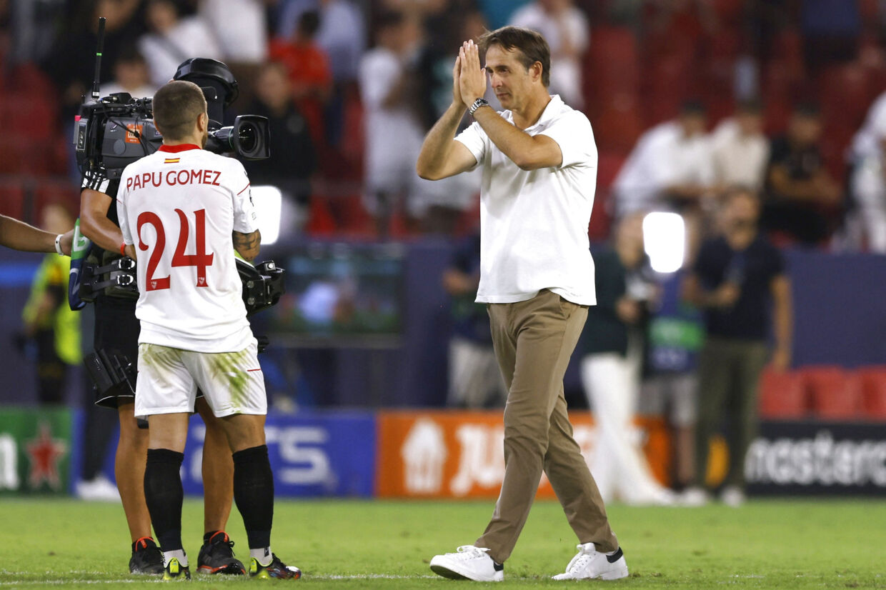 Efter nederlaget til Dortmund blev Lopetegui klappet ud af stadion af Sevillas fans. Både træneren og fansene vidste, at enden på fodboldægteskabet var nået. Marcelo Del Pozo/Reuters