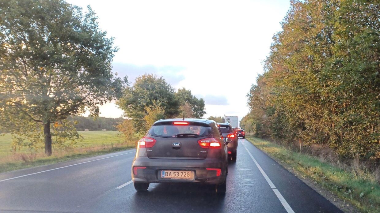 Bilisterne på Rute 28 ved Grindsted i det sydjyske holder i kø torsdag morgen. Det skyldes et uheld på Plantagevej.