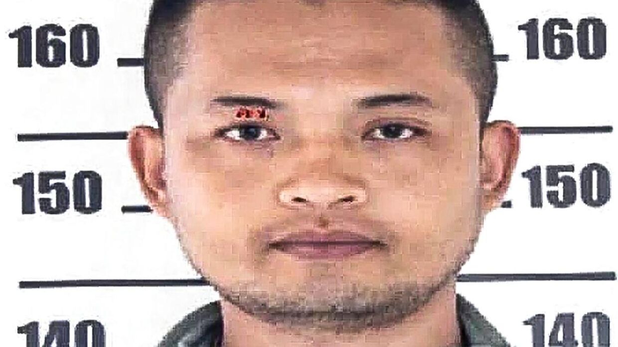 Thailands efterretningstjeneste har frigivet dette billede af gerningsmanden, den tidligere betjent Panya Khamrab.