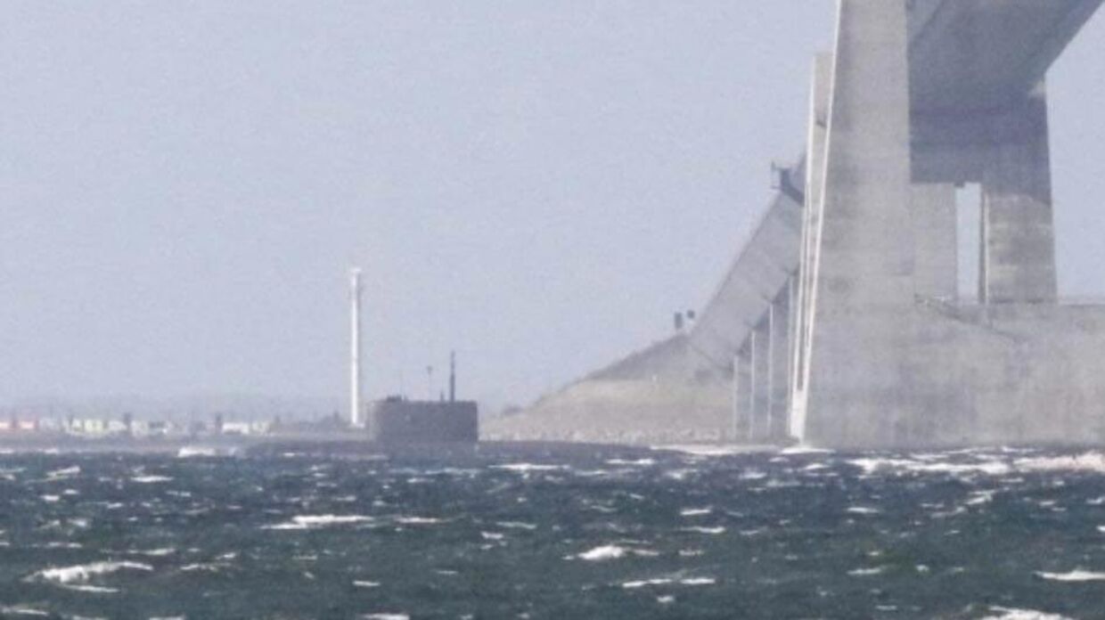 Her sejler den russiske, og meget synlige, ubåd gennem Storebælt.