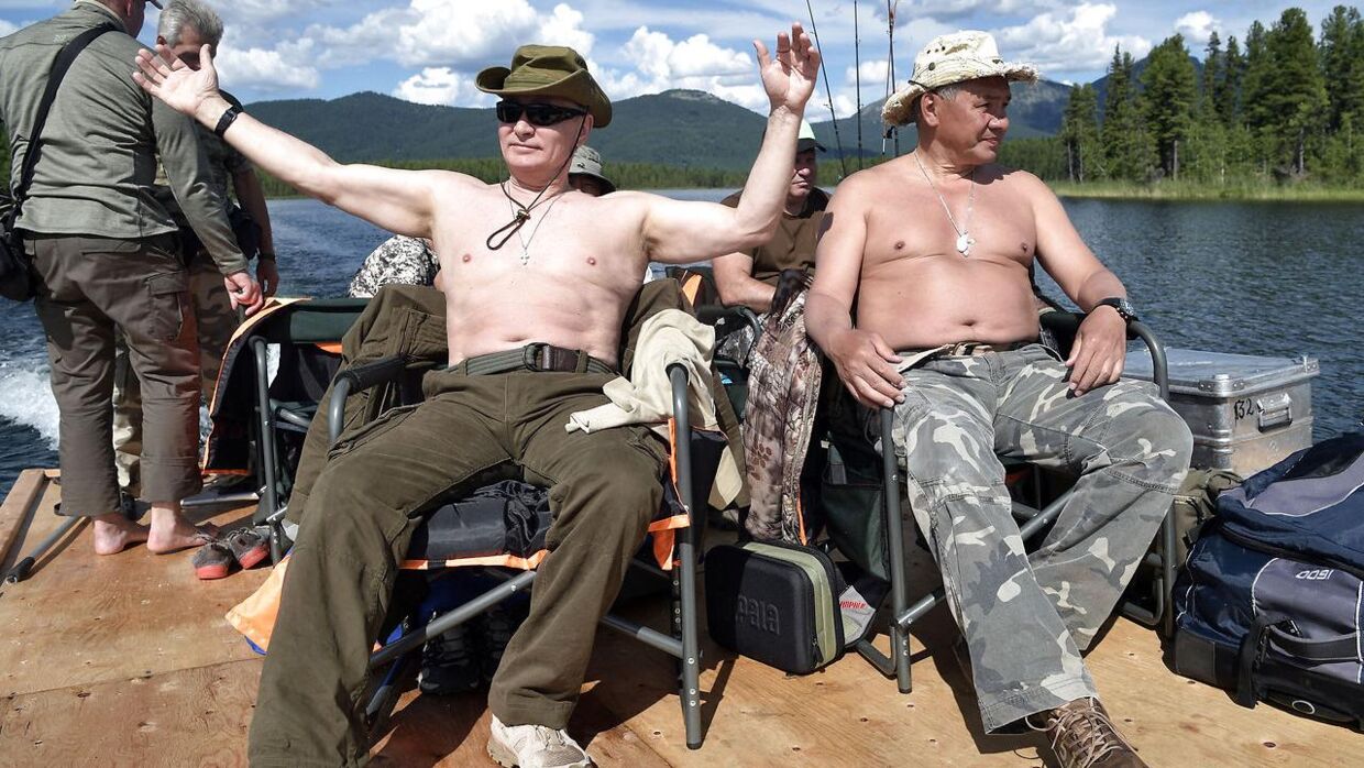 Vladimir Putin på fisketur i den russiske Tuva-region med sin ven og forsvarsminister, Sergej Sjojgu, tilbage i 2017.