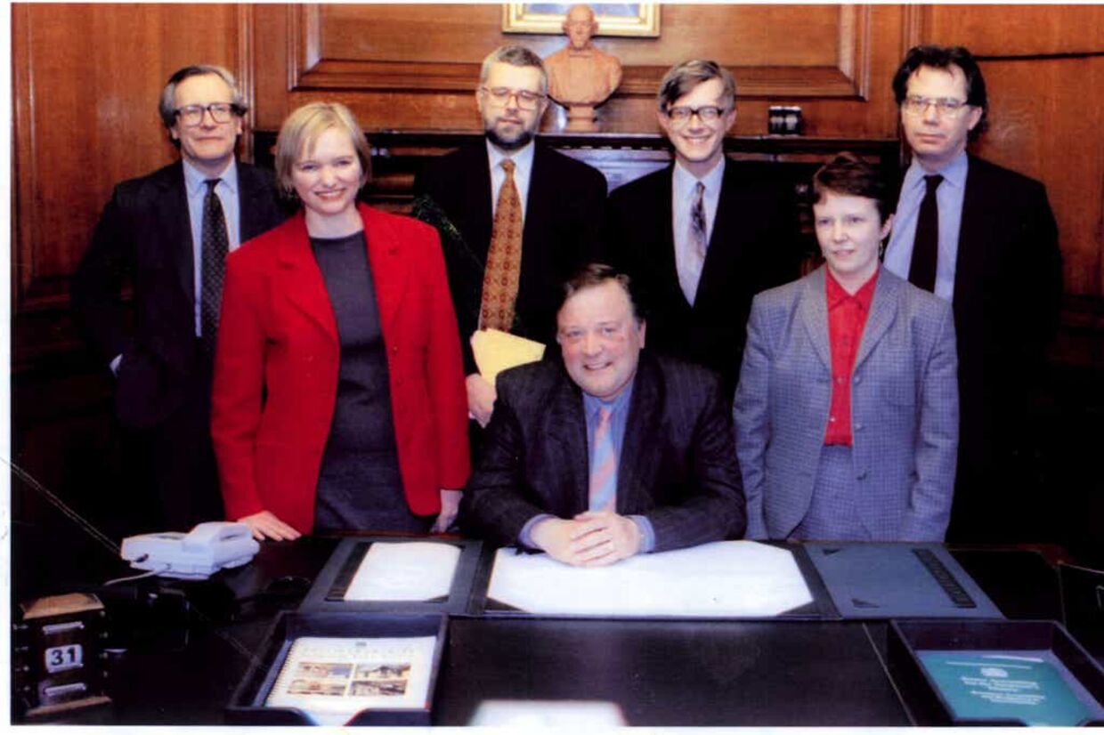 Patrick Minford (tv.) sammen med finansminister Kenneth Clarke og hans økonomiske hold i 1996.